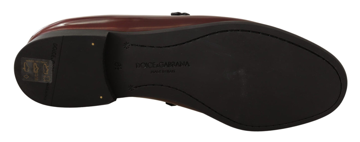 Elegantes mocasines de piel burdeos