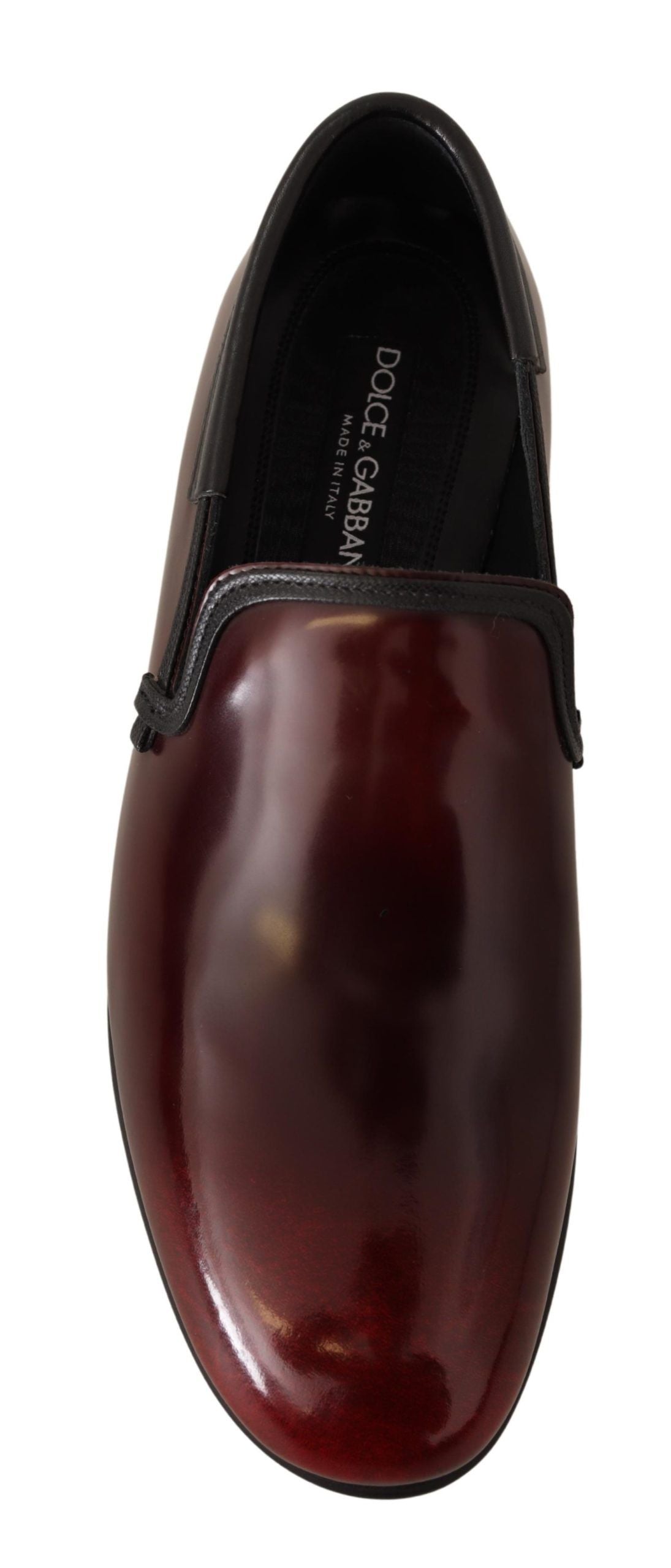 Elegantes mocasines de piel burdeos