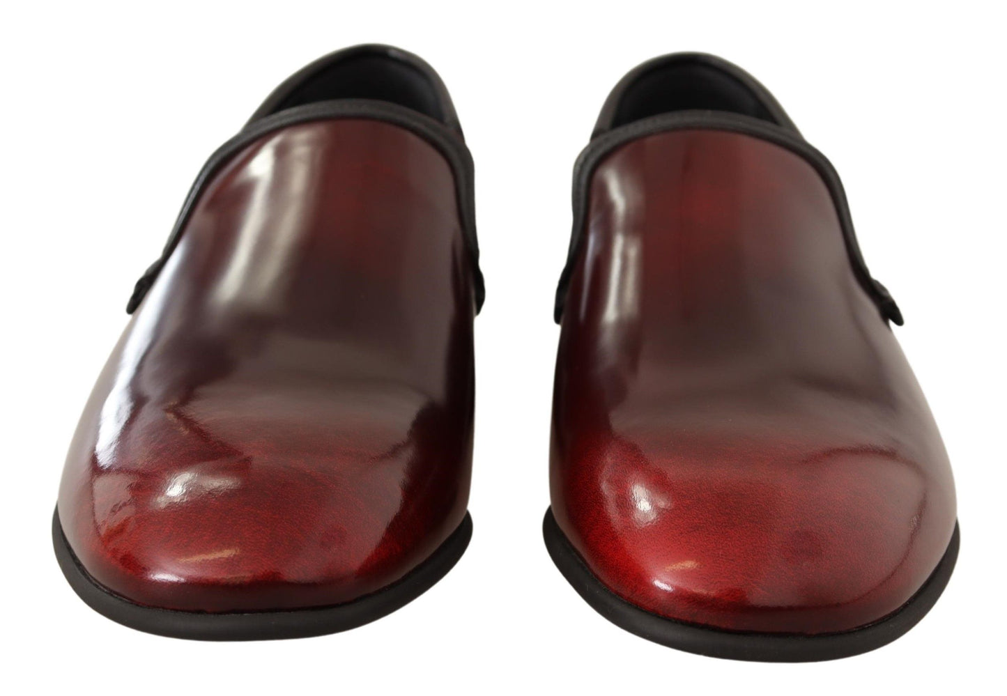 Elegantes mocasines de piel burdeos