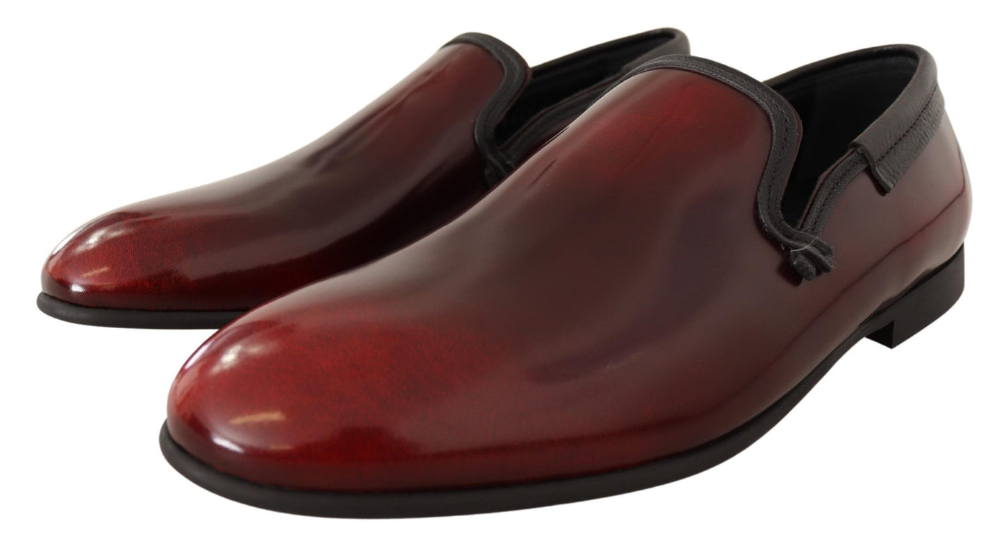 Elegantes mocasines de piel burdeos