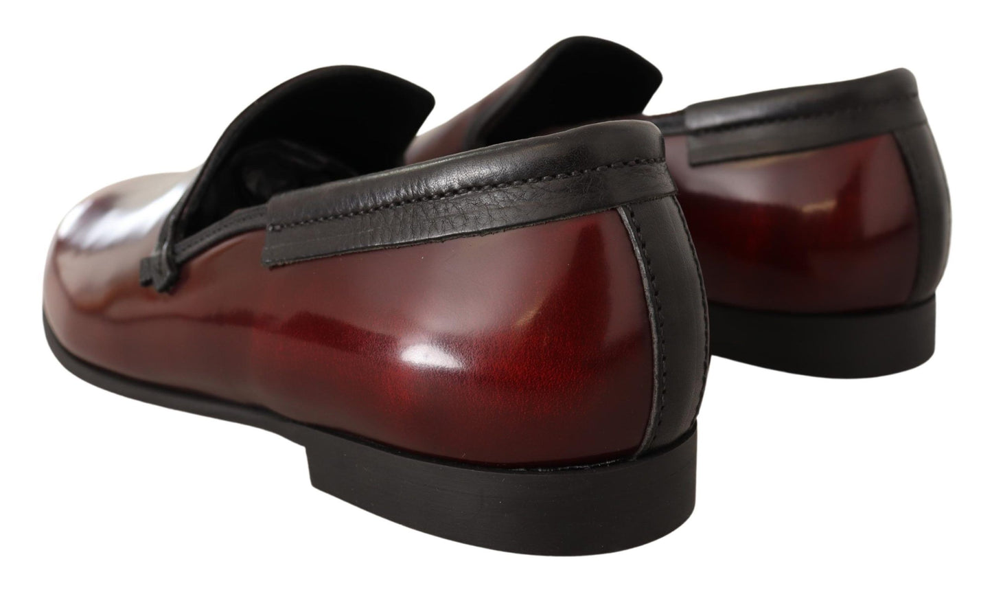 Elegantes mocasines de piel burdeos