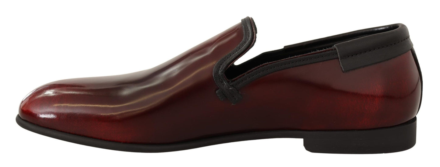 Elegantes mocasines de piel burdeos
