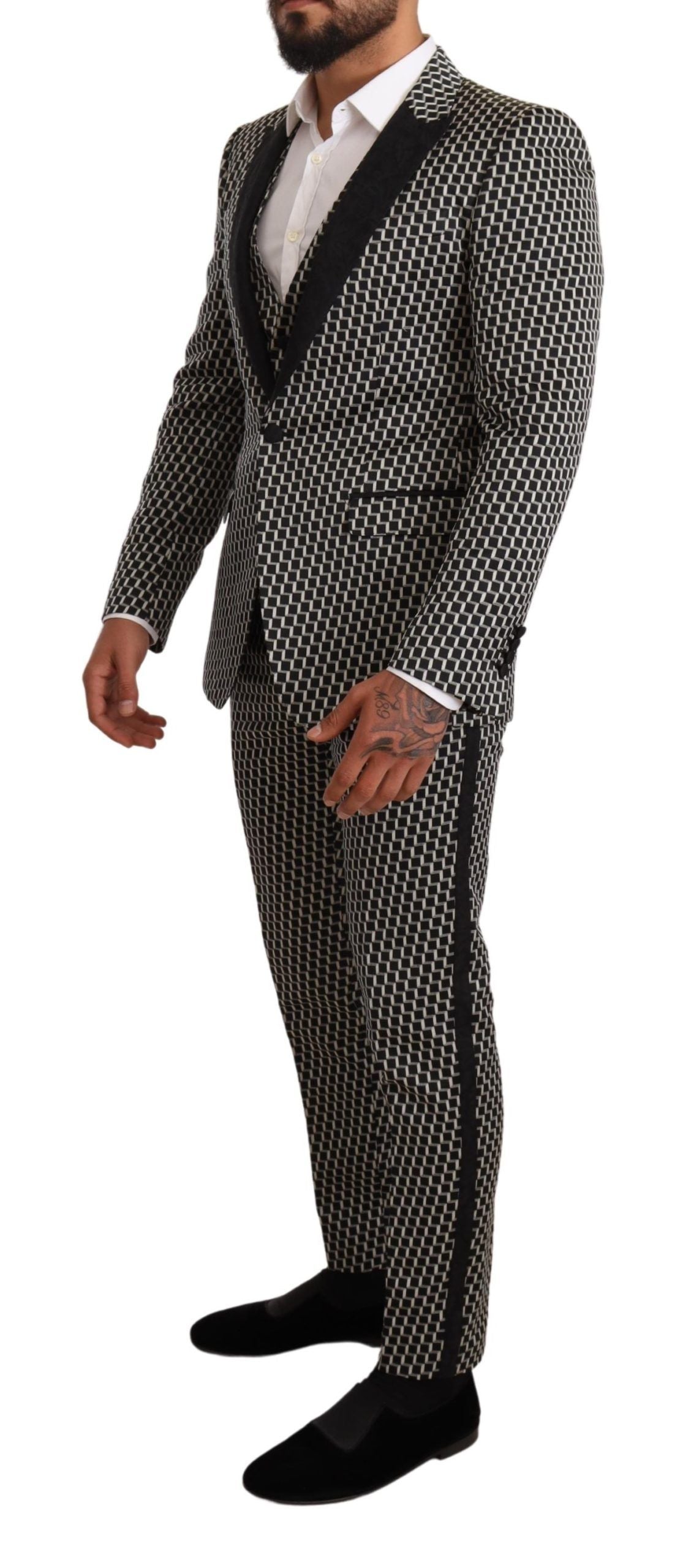 Elegante traje de tres piezas a cuadros negros de Martini