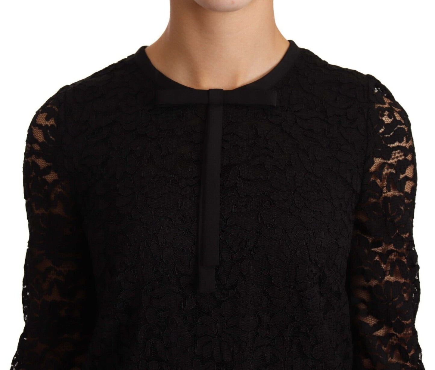 Elegante blusa de manga larga con encaje floral negro