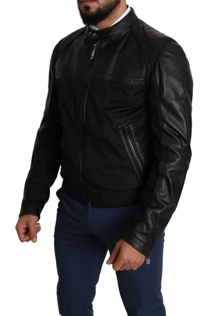 Elegante bomber negro con detalles de cuero