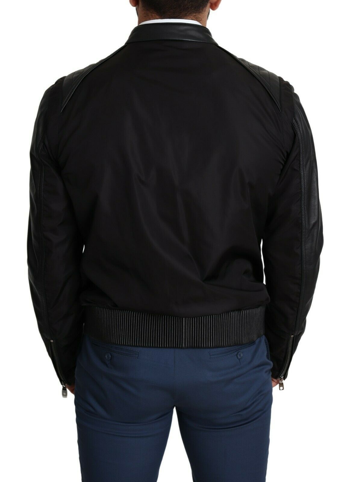 Elegante bomber negro con detalles de cuero