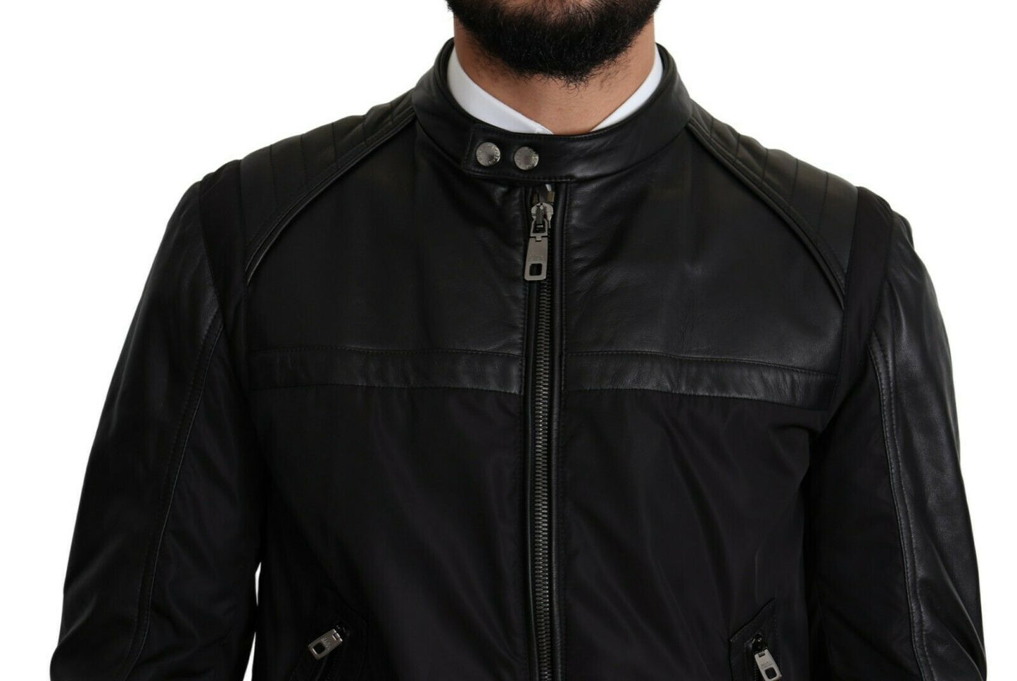 Elegante bomber negro con detalles de cuero
