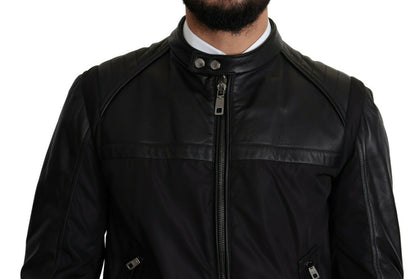 Elegante bomber negro con detalles de cuero