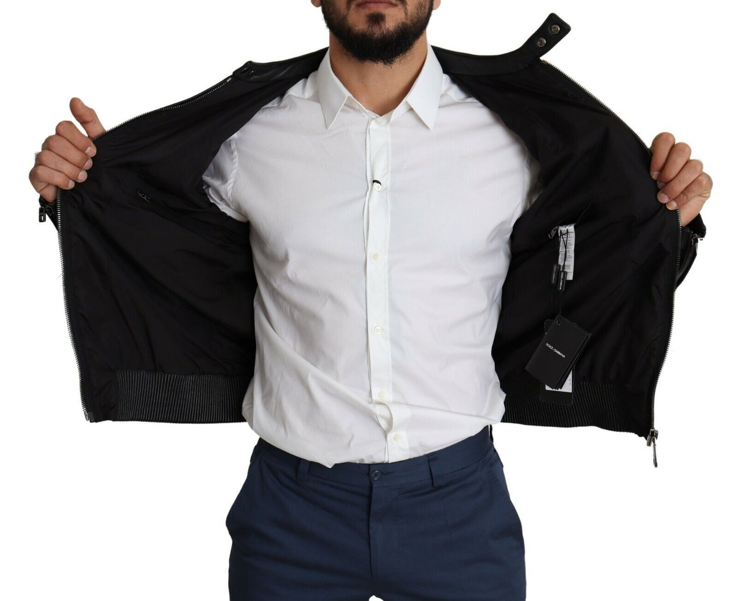 Elegante bomber negro con detalles de cuero