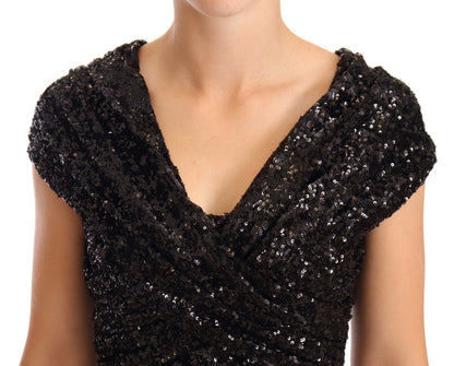 Elegante vestido negro con lentejuelas y hombros descubiertos