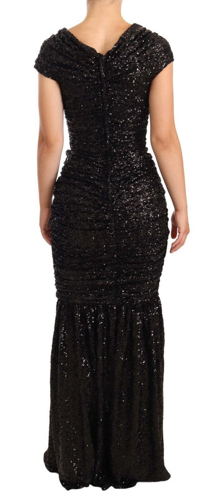 Elegante vestido negro con lentejuelas y hombros descubiertos