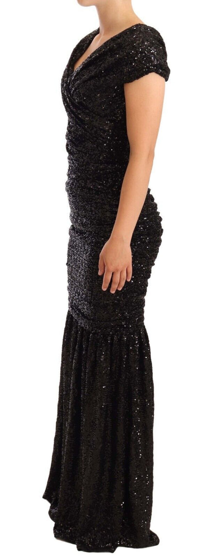 Elegante vestido negro con lentejuelas y hombros descubiertos