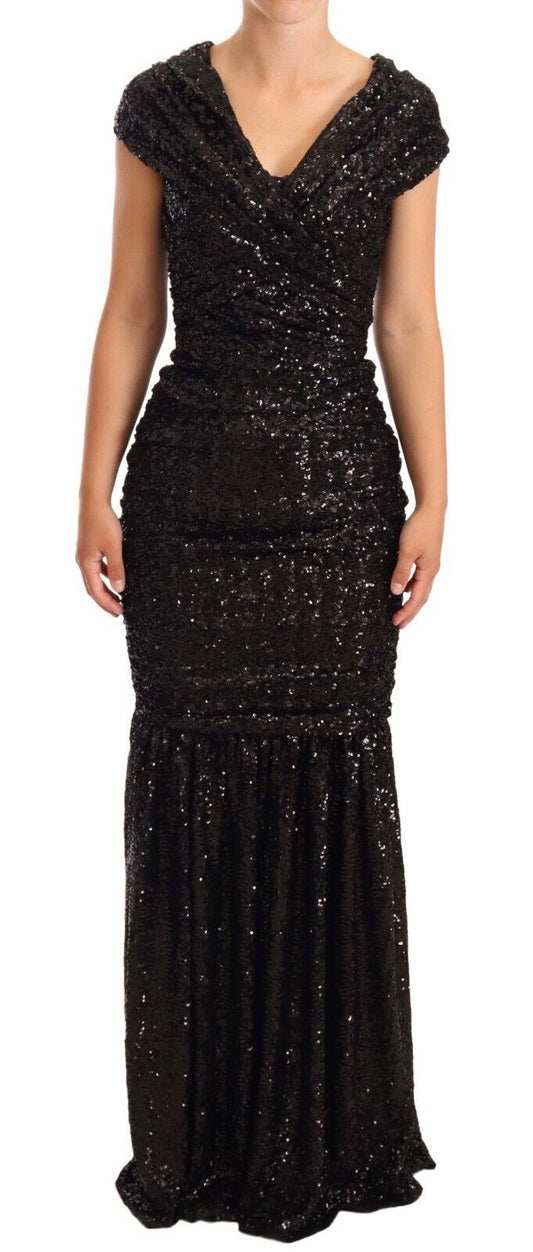 Elegante vestido negro con lentejuelas y hombros descubiertos