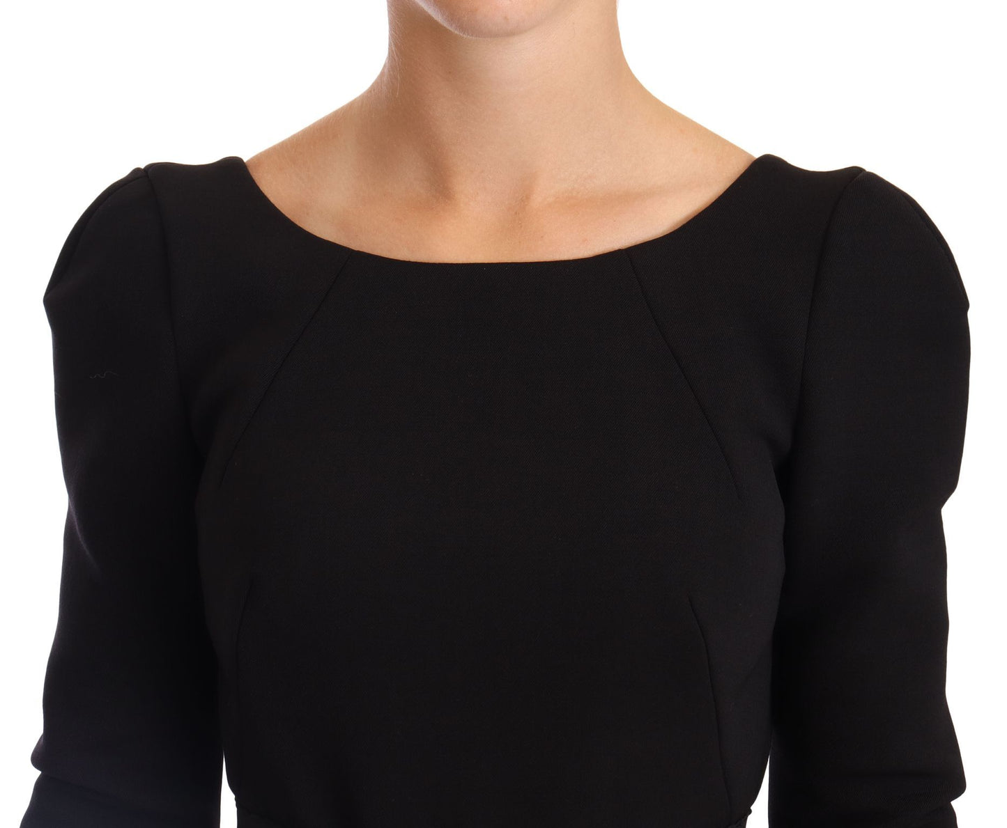 Elegante vestido negro elástico hasta media pantorrilla