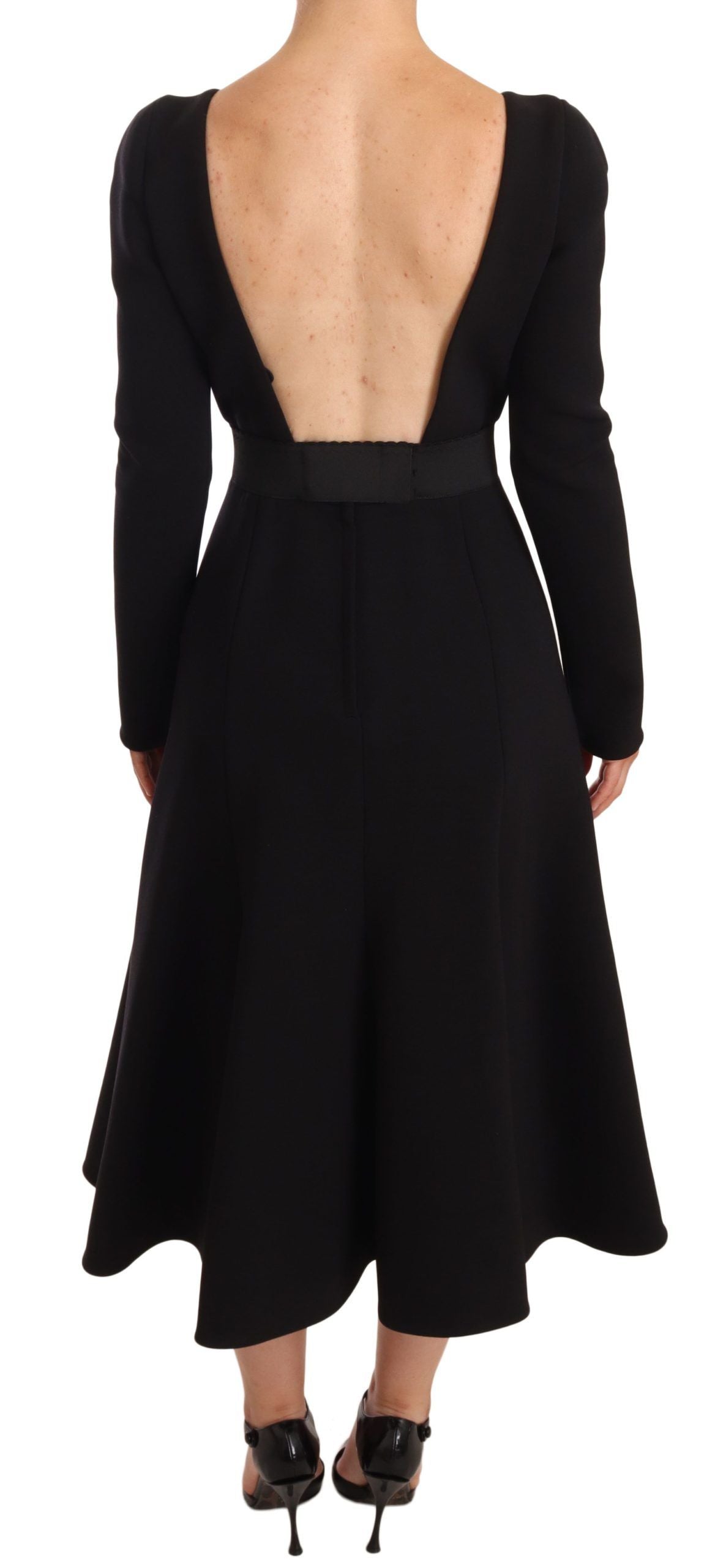 Elegante vestido negro elástico hasta media pantorrilla