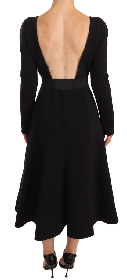 Elegante vestido negro elástico hasta media pantorrilla