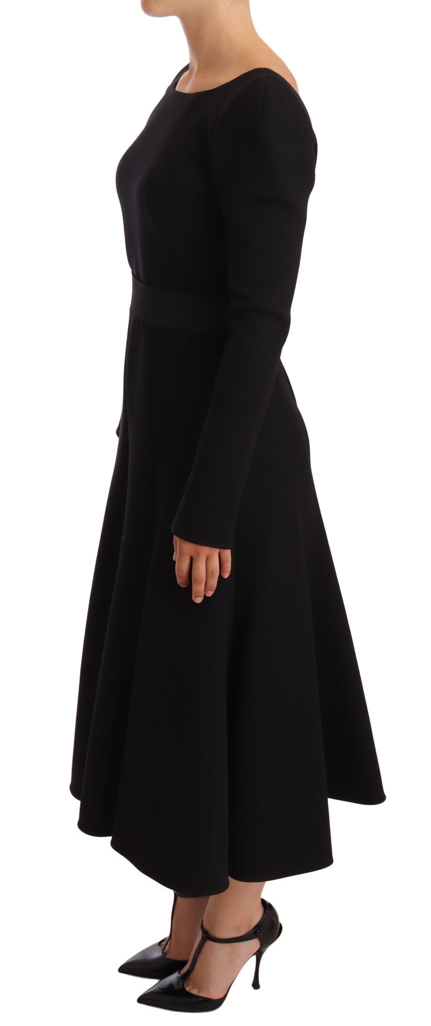 Elegante vestido negro elástico hasta media pantorrilla
