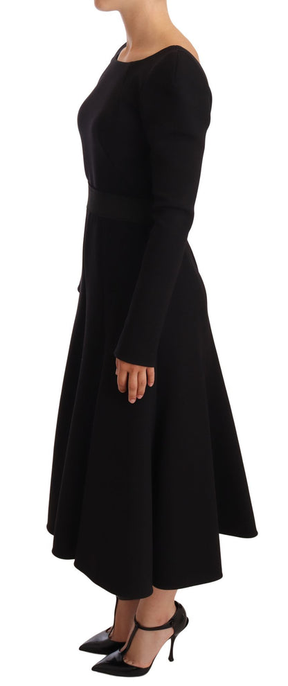 Elegante vestido negro elástico hasta media pantorrilla