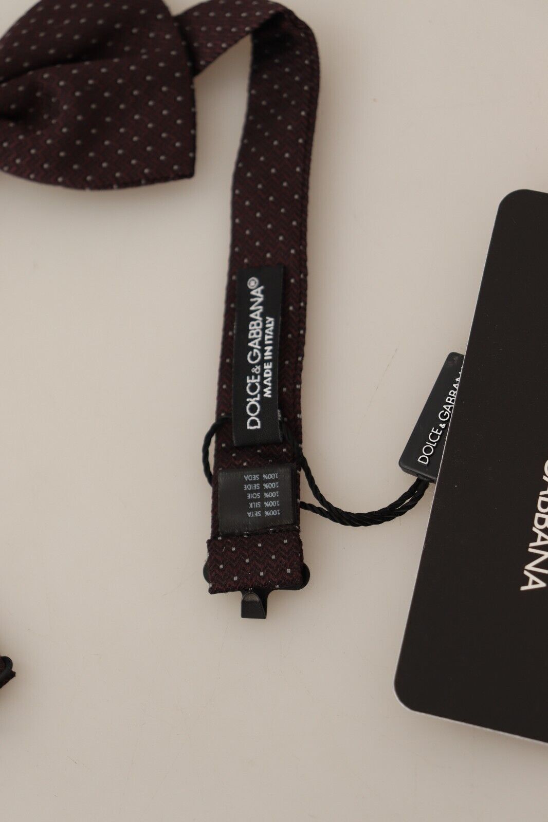 Elegante pajarita de seda con estampado de lunares marrones