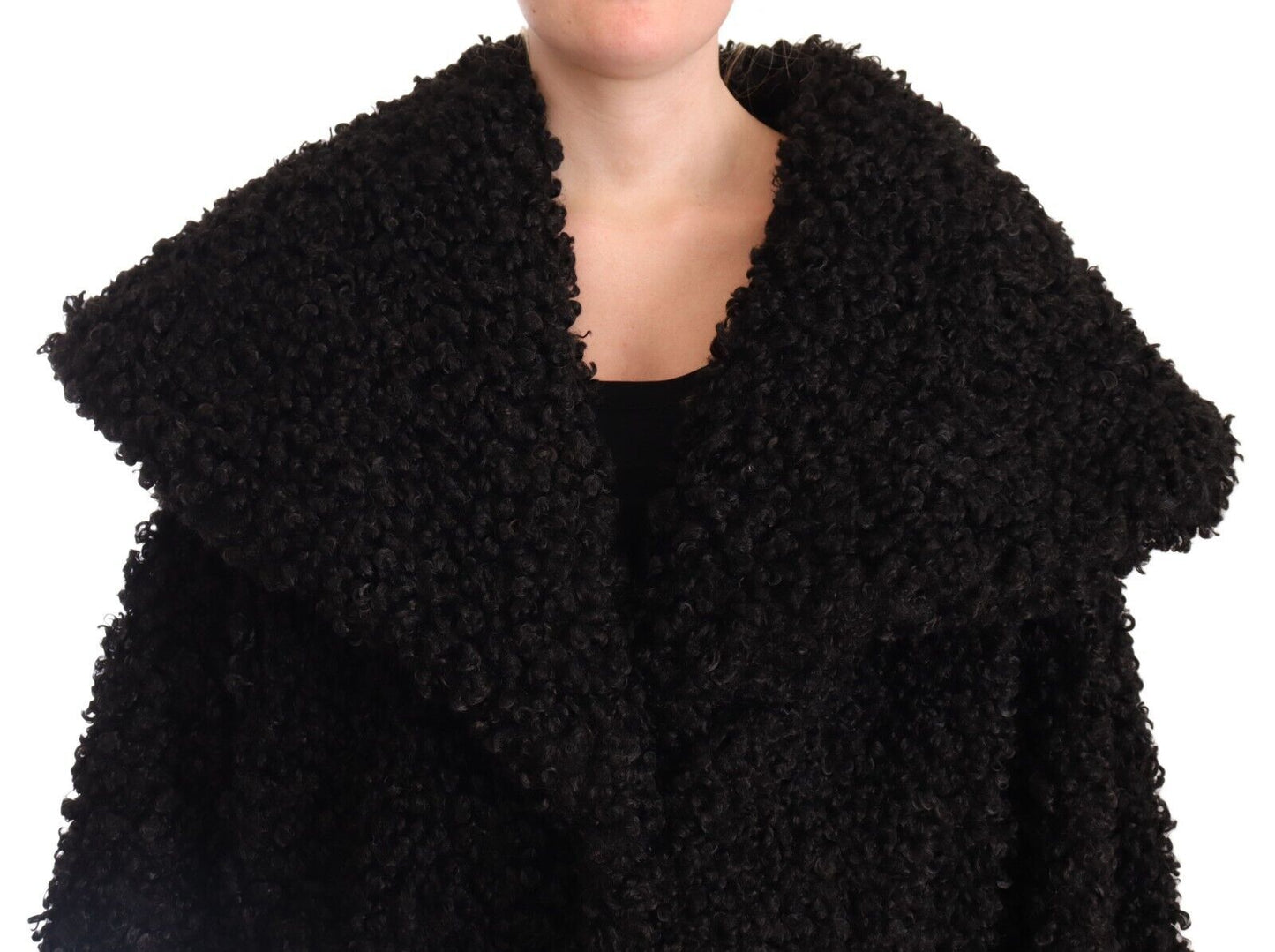 Elegante gabardina de piel negra