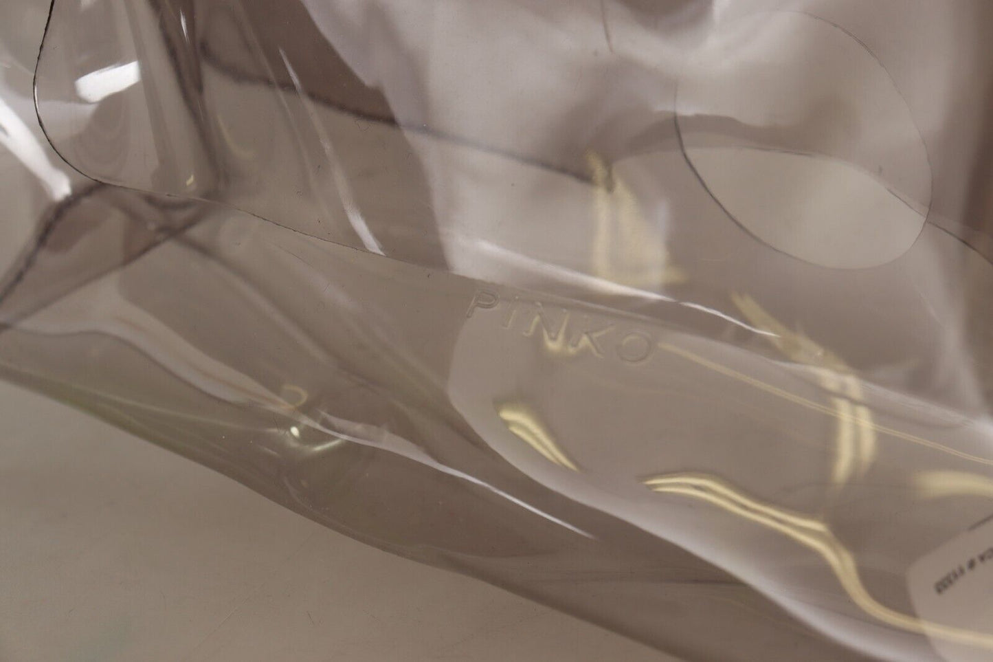 Clutch transparente chic para una noche elegante