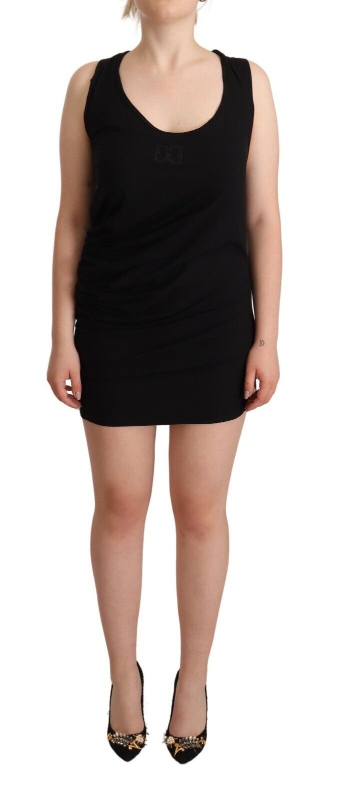 Elegante vestido negro ajustado y elástico
