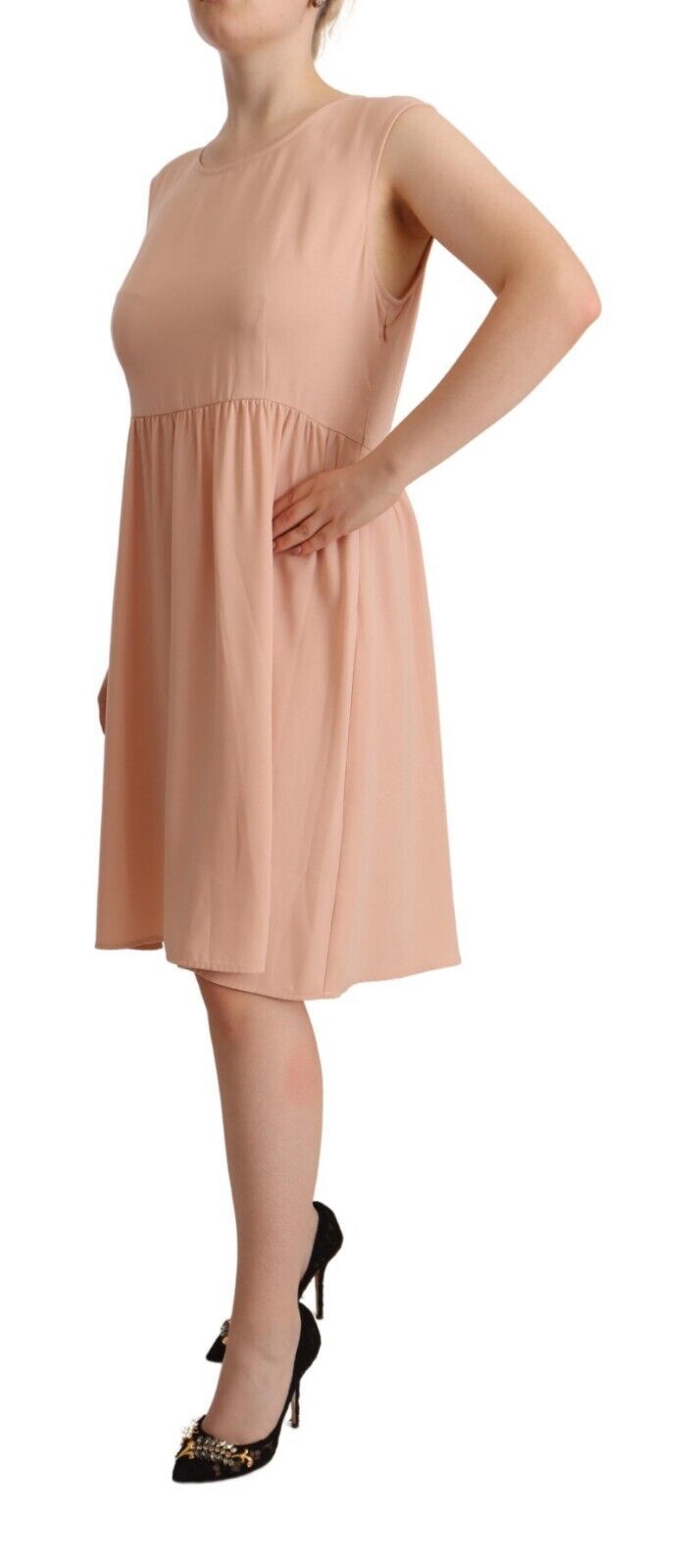 Elegante vestido recto sin mangas en color beige