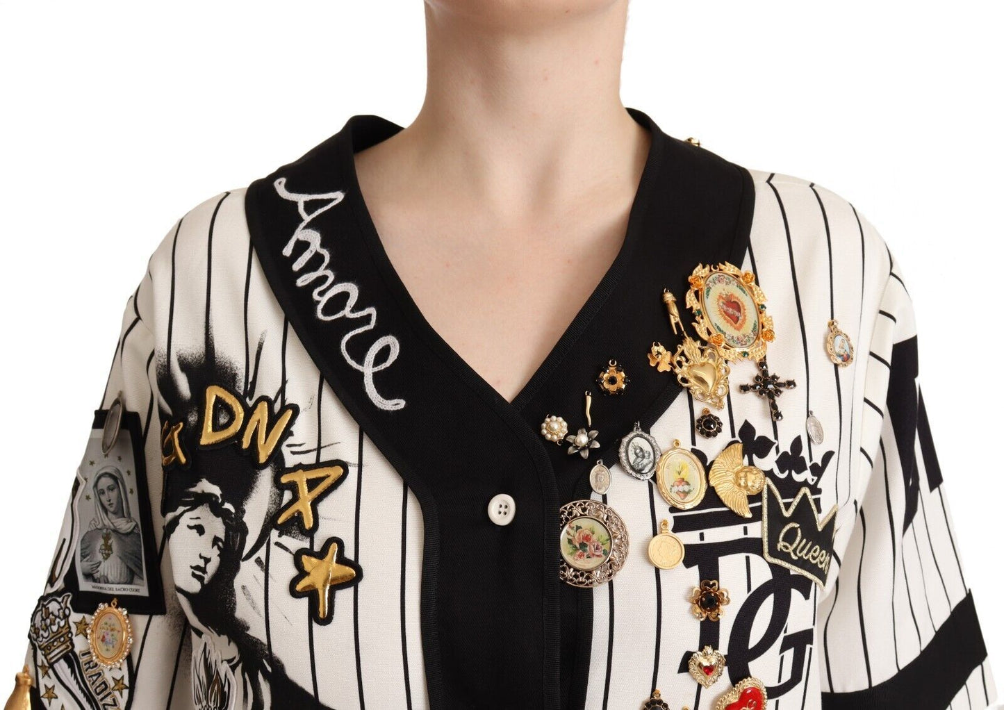 Elegante blusa a rayas con cuello en V y dijes