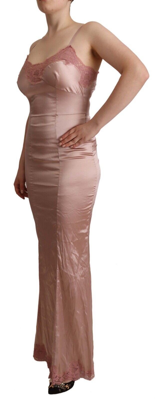 Elegante vestido maxi ajustado de encaje rosa