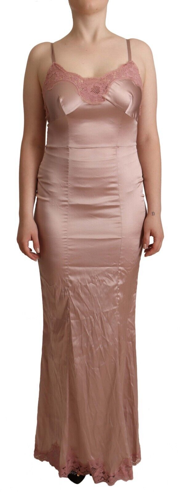 Elegante vestido maxi ajustado de encaje rosa