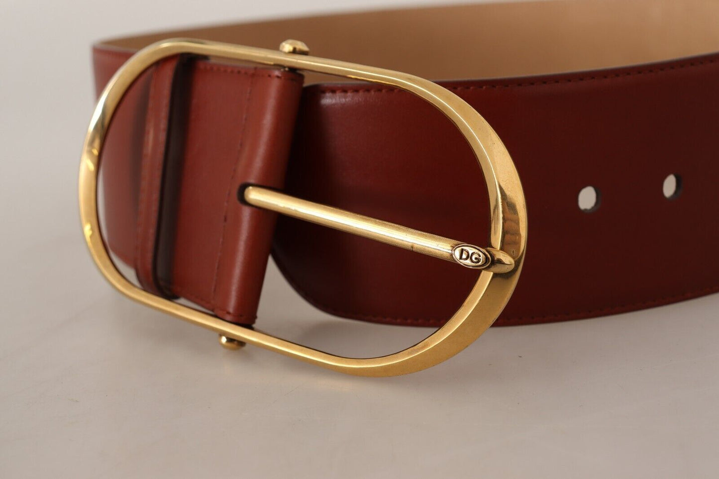 Elegante cinturón de piel color granate con detalles dorados