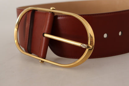 Elegante cinturón de piel color granate con detalles dorados