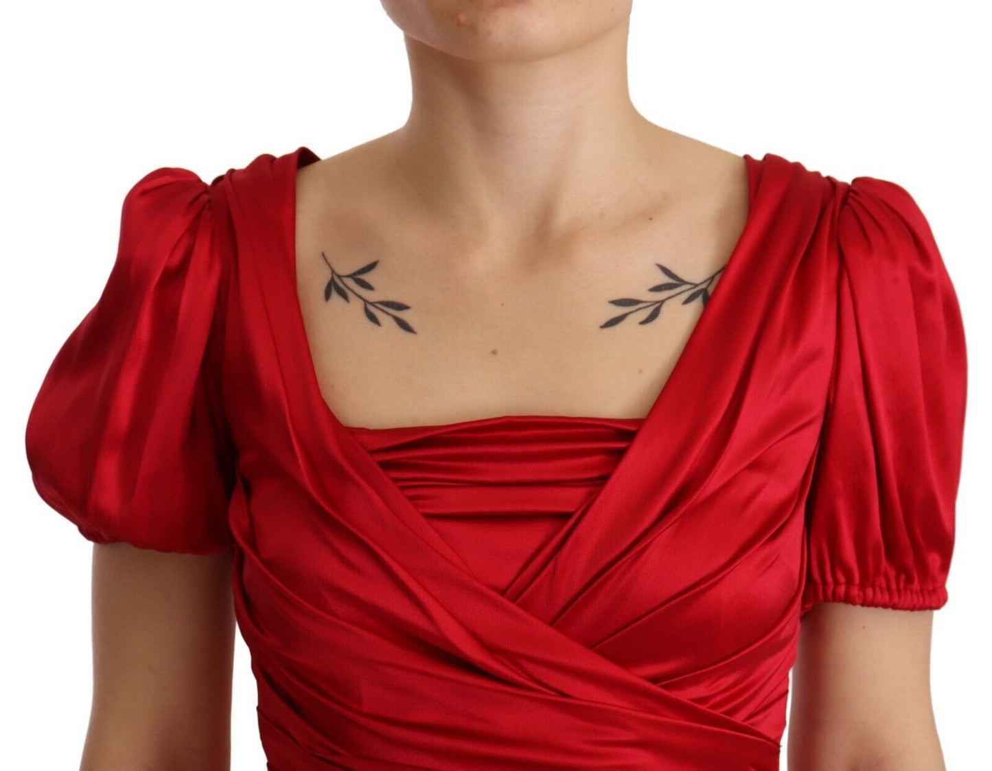 Elegante vestido de sirena de seda roja elástica