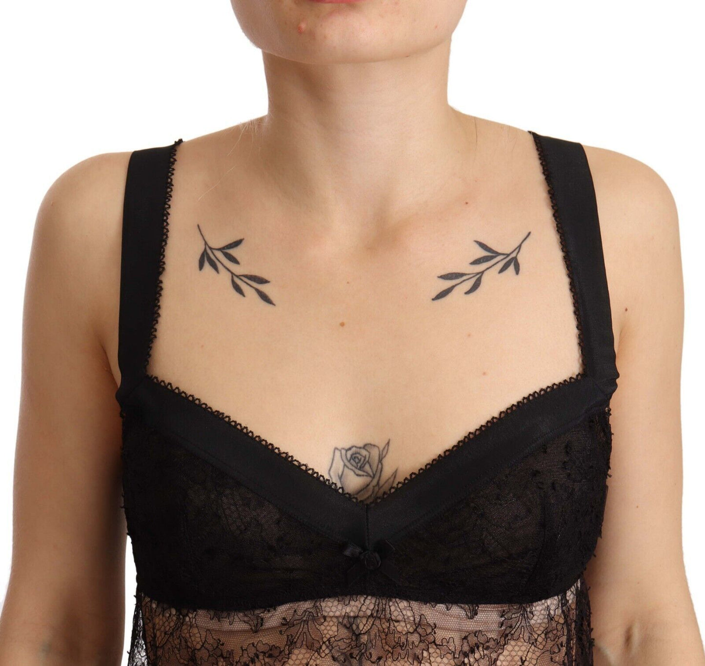Elegante camisón de lencería de seda negra