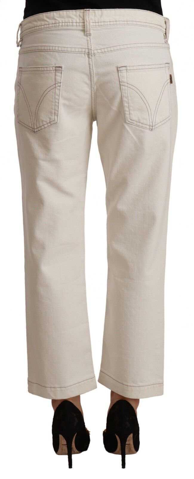 Vaqueros cortos chic en blanco roto: un imprescindible de la fashionista