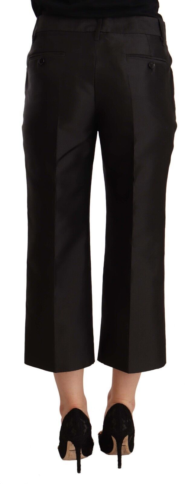 Pantalones cortos de seda chic en negro atemporal