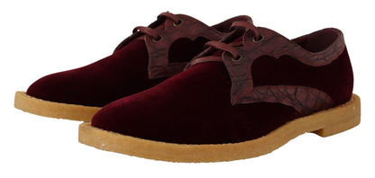 Elegantes zapatos de vestir de terciopelo y piel exótica