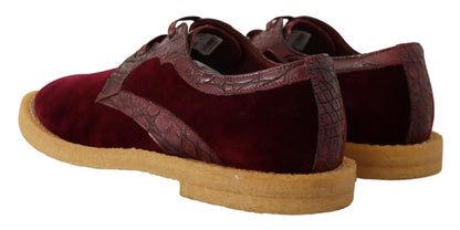 Elegantes zapatos de vestir de terciopelo y piel exótica