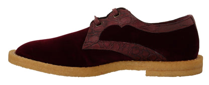 Elegantes zapatos de vestir de terciopelo y piel exótica