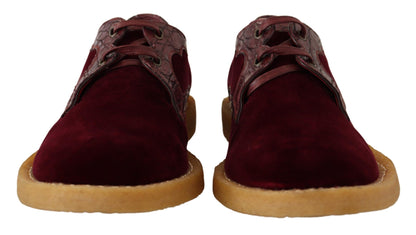 Elegantes zapatos de vestir de terciopelo y piel exótica