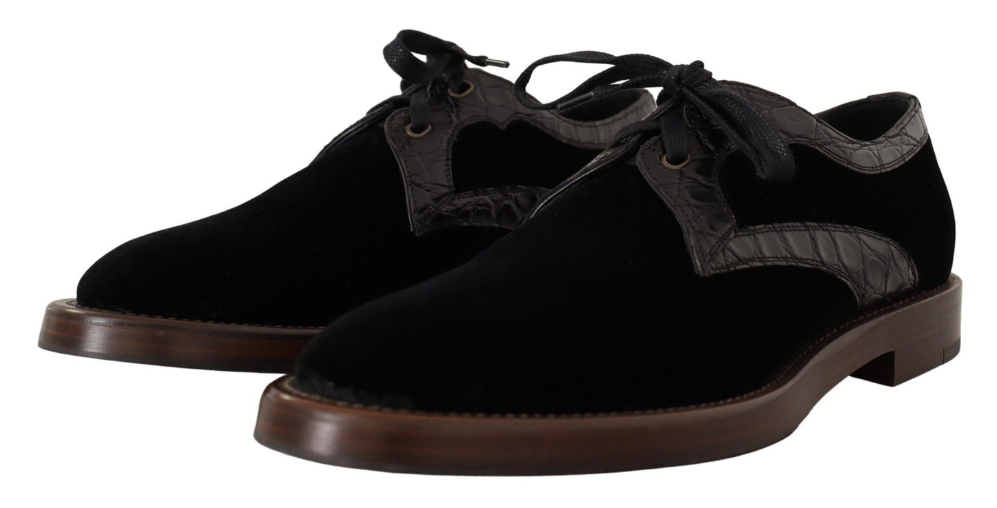 Elegantes zapatos de vestir de terciopelo negro y piel exótica