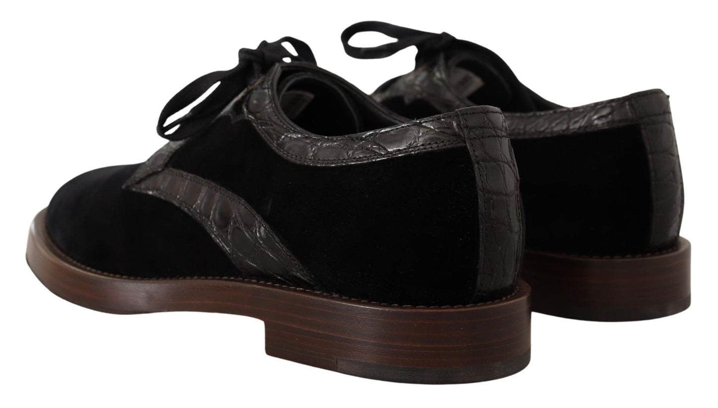 Elegantes zapatos de vestir de terciopelo negro y piel exótica