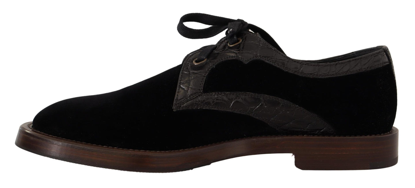 Elegantes zapatos de vestir de terciopelo negro y piel exótica