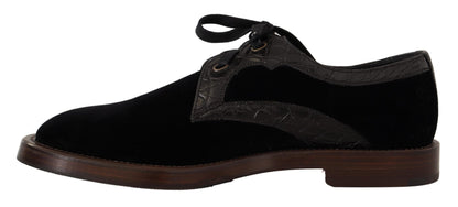 Elegantes zapatos de vestir de terciopelo negro y piel exótica