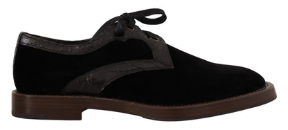 Elegantes zapatos de vestir de terciopelo negro y piel exótica