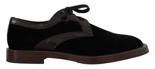 Elegantes zapatos de vestir de terciopelo negro y piel exótica