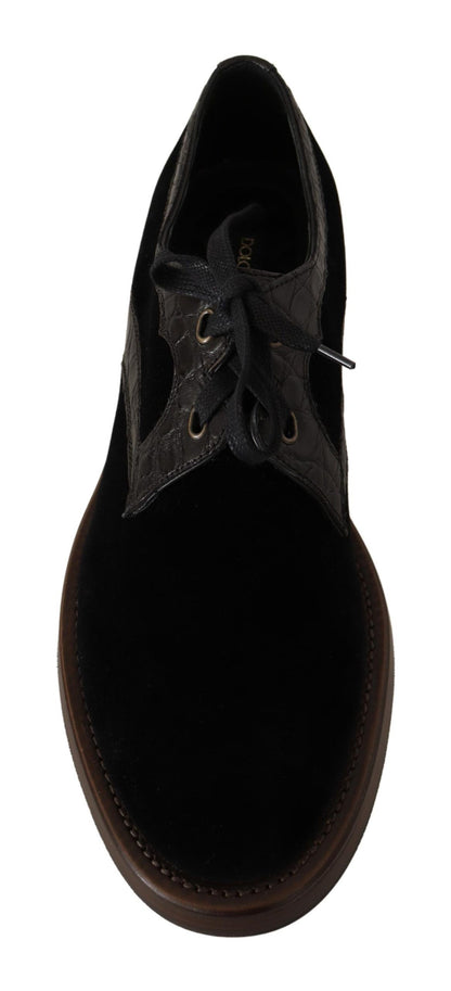 Elegantes zapatos de vestir de terciopelo negro y piel exótica