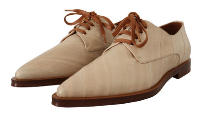 Elegantes zapatos planos formales de piel de anguila beige