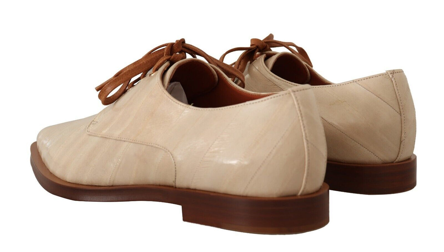 Elegantes zapatos planos formales de piel de anguila beige