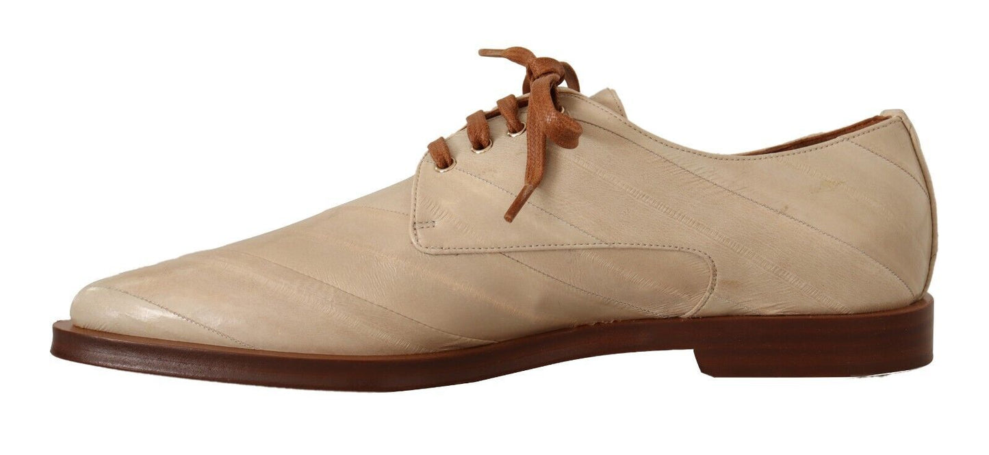 Elegantes zapatos planos formales de piel de anguila beige